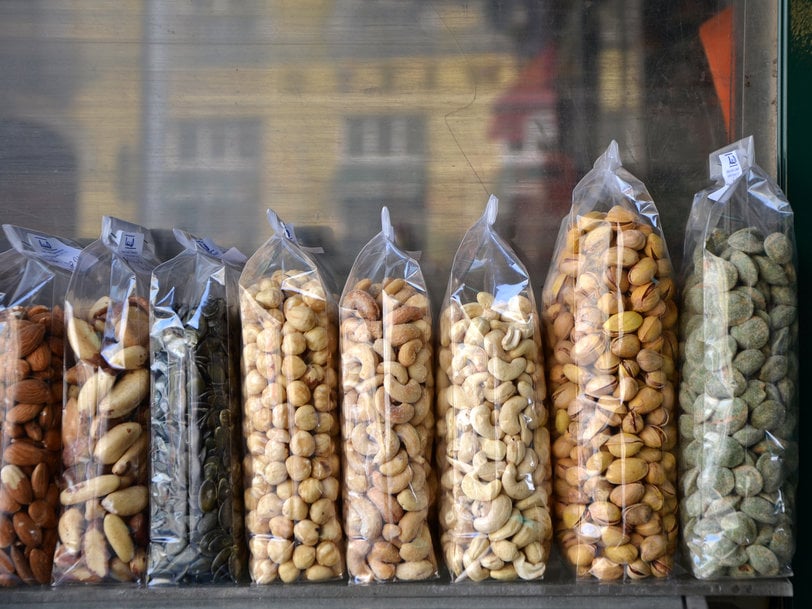 Envasados más sostenibles para alimentos gracias a la laca de barrera de oxígeno de hubergroup